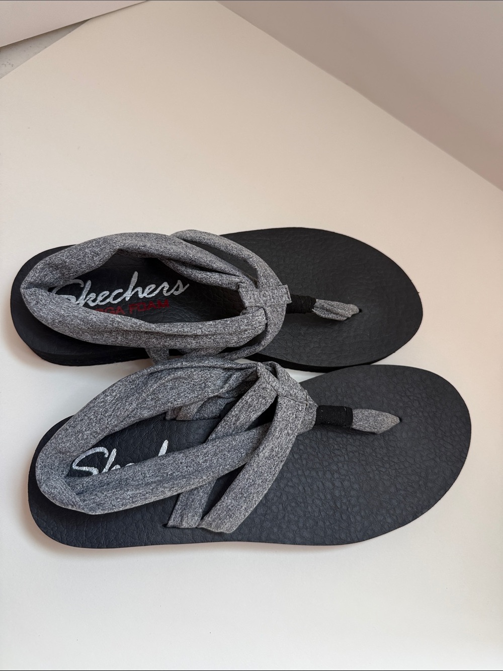 Skechers Yoga Foam Thong Sandal Gray Knit Strap Black Sole Womens Size 8 Comfort - Picture 6 of 7